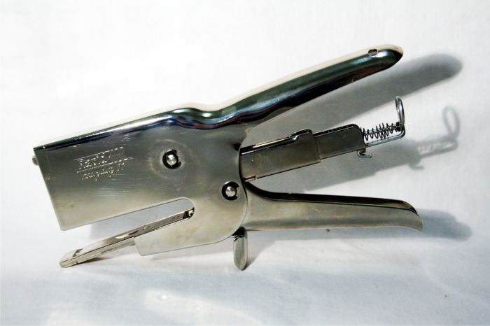 Rapid S51 Stapling Pliers w/ staples from Mid America 